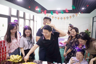 八月集體生日會(huì) | 與久違的祝?；馃嵯嘧? /></a>
                        </div>
                        <div   id=