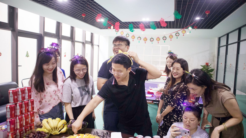 八月集體生日會(huì) | 與久違的祝?；馃嵯嘧?  src="/uploads/allimg/210903/1-210Z3141000F3.jpg" /></p>
<p>“云天收夏色，木葉動(dòng)秋聲?！绷⑶镫m已過，仲夏的熱情卻并未減退半分。8月11日，在這驕陽(yáng)似火、蟬聲陣陣的日子里，寶開在企業(yè)總部活動(dòng)室舉辦新一期集體生日會(huì)，為8-9月生日的伙伴慶生。</p>
<p><img alt=